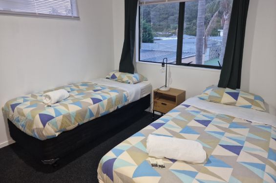 Family Balcony Apt - single beds