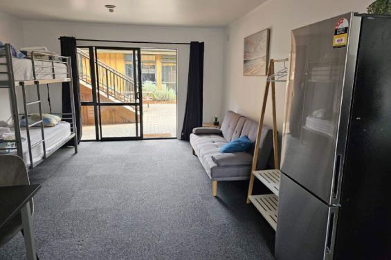 Family Courtyard Apt - lounge