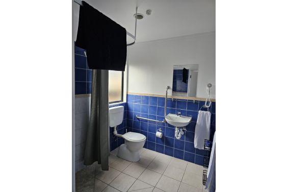 Family Courtyard Apt - bathroom